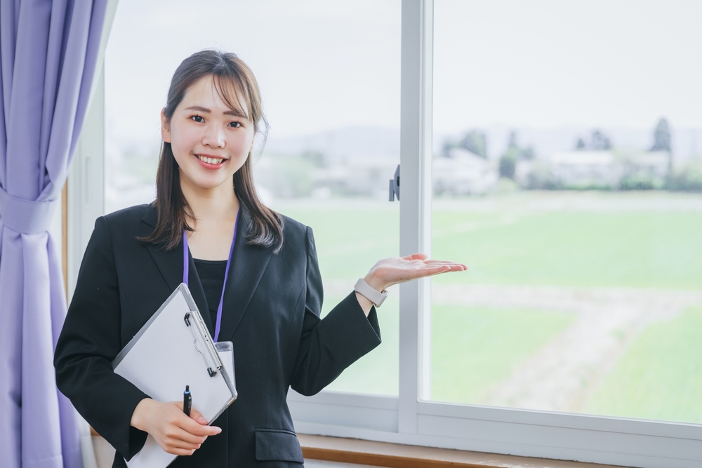 手を差し出している女性