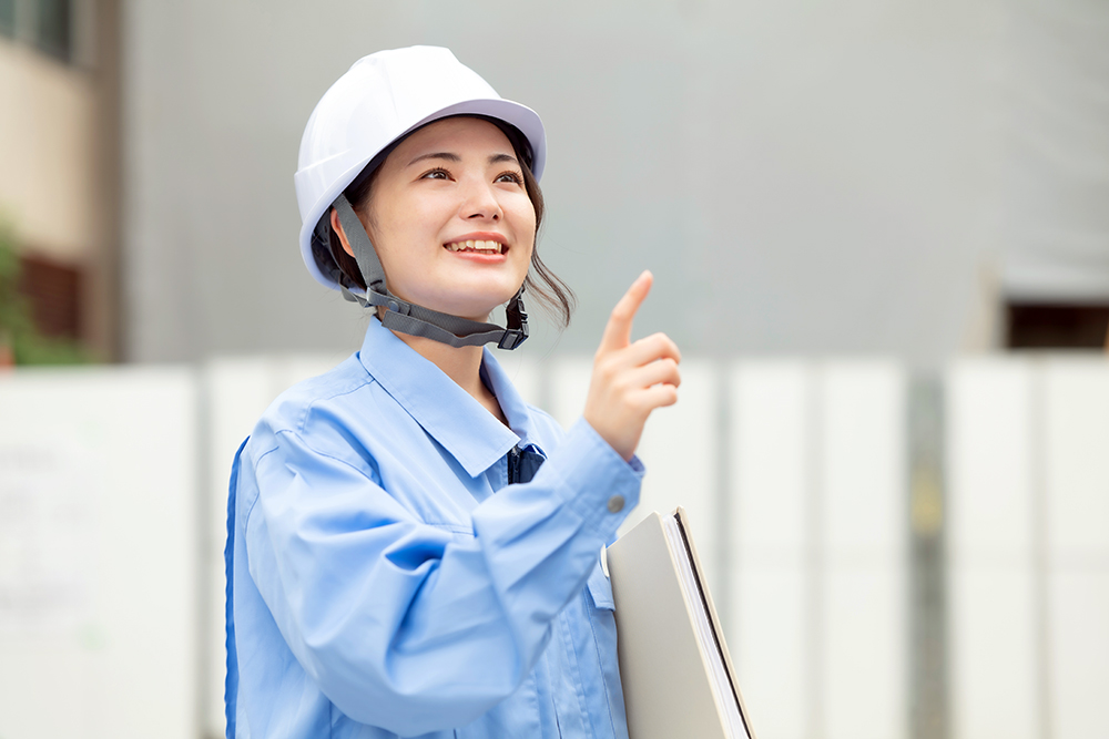 ヘルメットをかぶっている女性