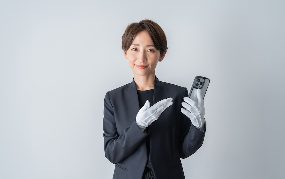 手袋をつけた日本人女性