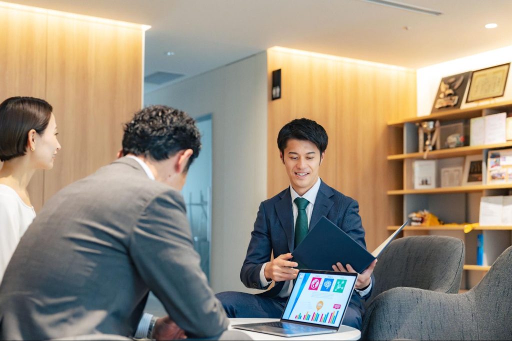 顧客に説明する営業マン