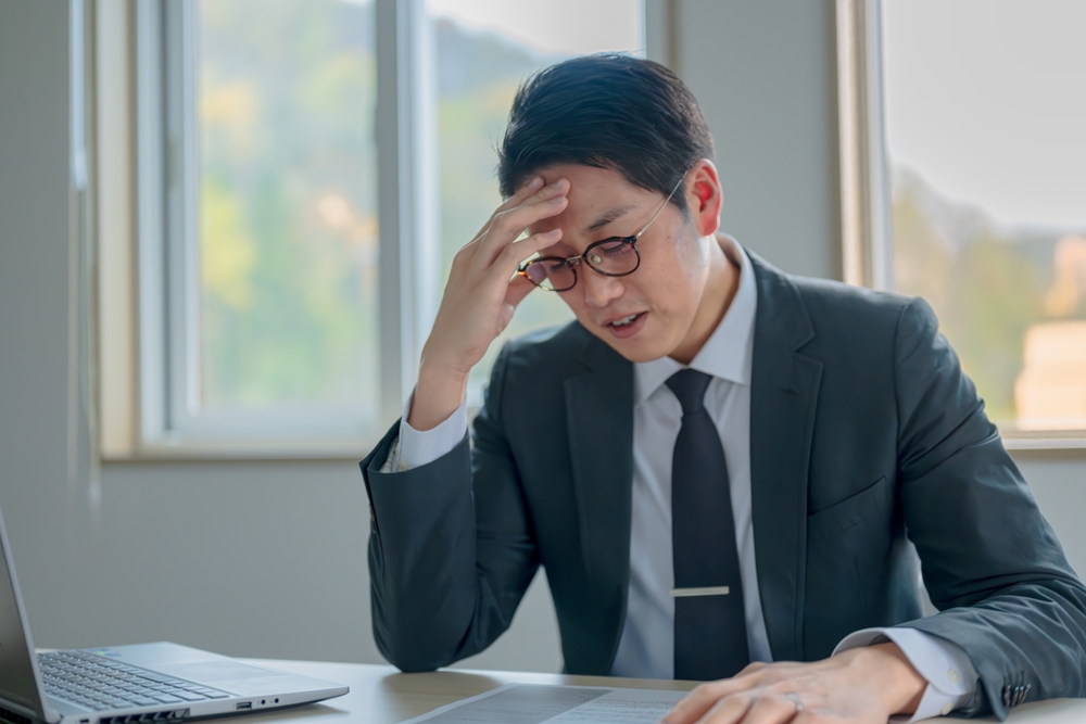 頭を抱える男性